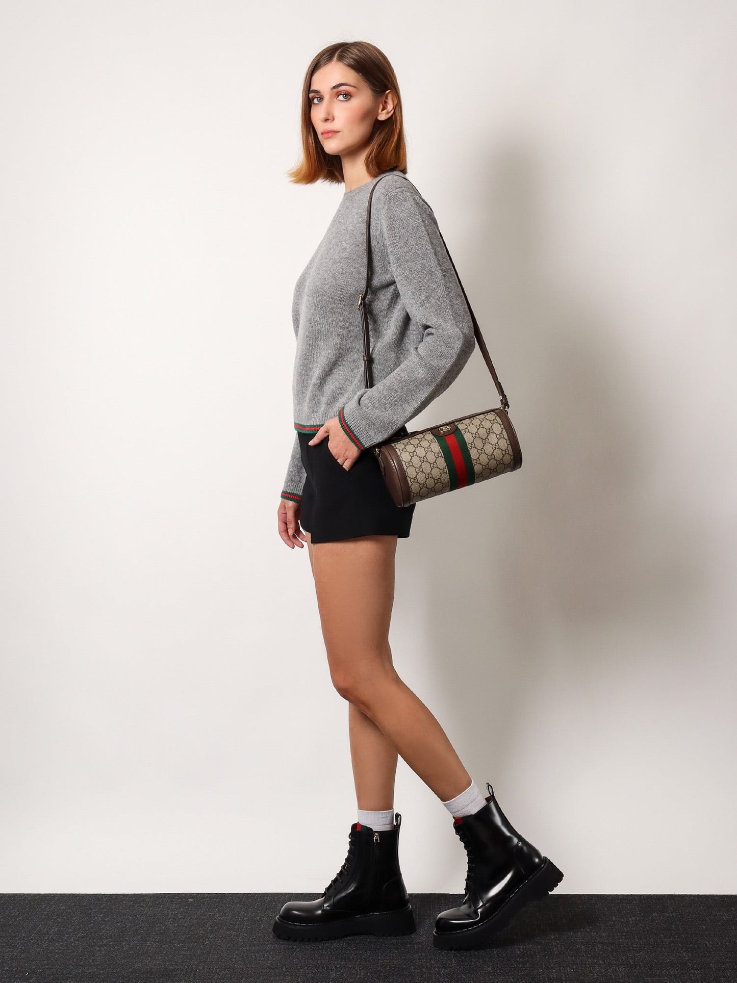 Gucci Gg supreme fabric shoulder bag with iconic web detail
