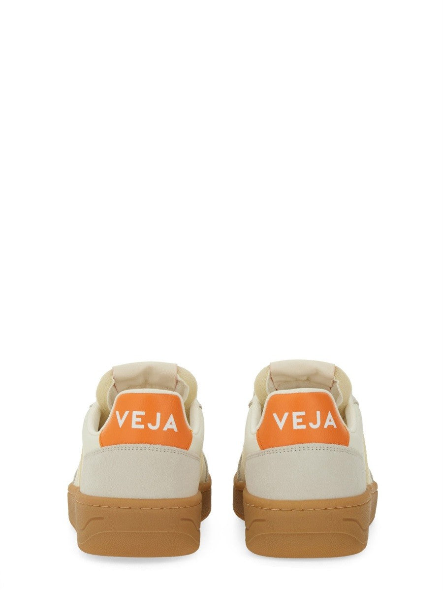 Veja SNEAKER "V-82"